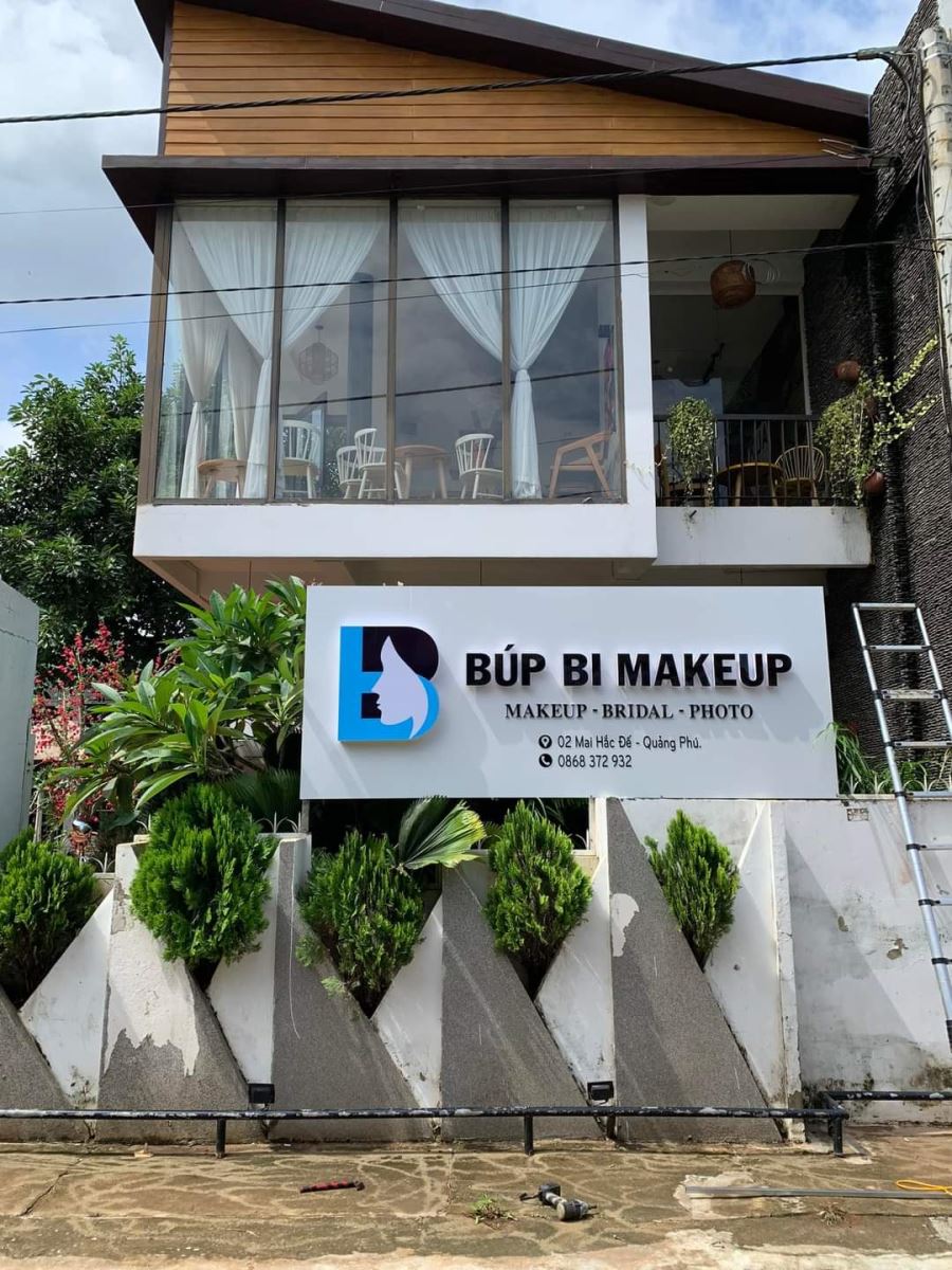 bảng hiệu Búp Bi Makeup